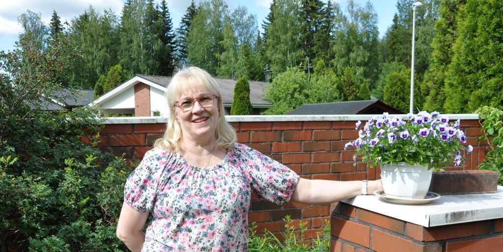 Karina Koskinen kotipihallaan