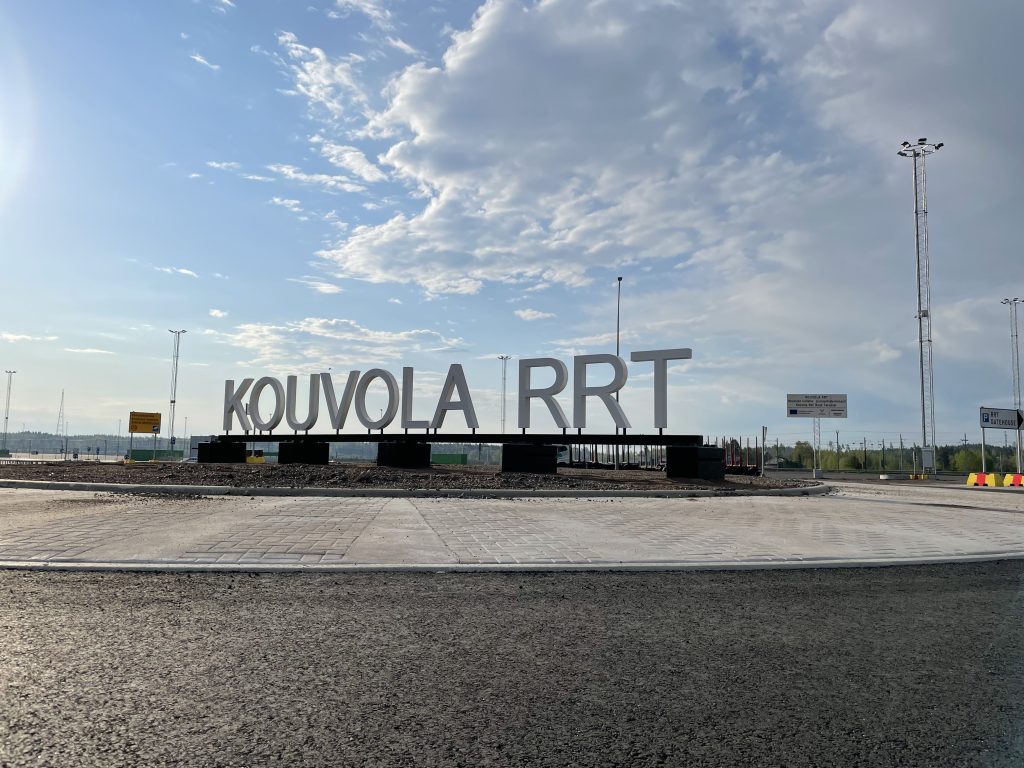 Kouvola RRT kyltti Suomen ensimmäisen kuivasataman portilla.