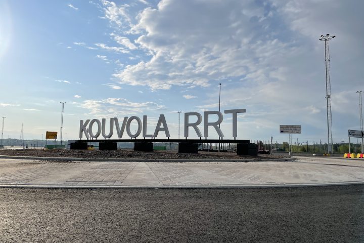 Kouvola RRT kyltti Suomen ensimmäisen kuivasataman portilla.