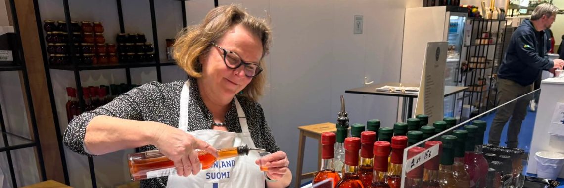 Kymenlaaksolaisten mehujen ja muiden elintarvikkeiden esittely Grüne Woche -messuilla.