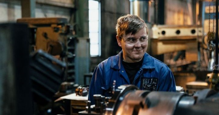 Mies metallipajalla