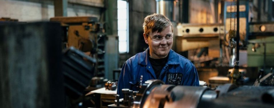 Mies metallipajalla
