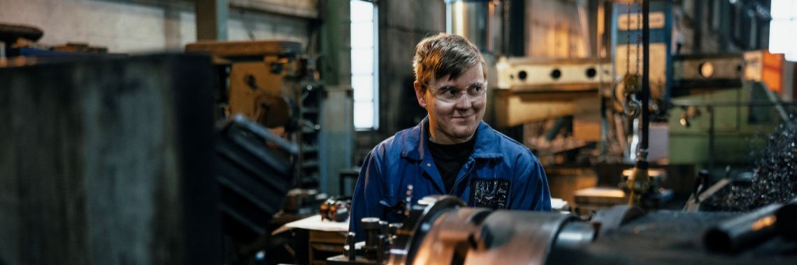 Mies metallipajalla