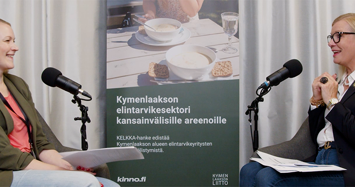 Kaksi naista keskustelevat podcastin nauhoitustilanteessa