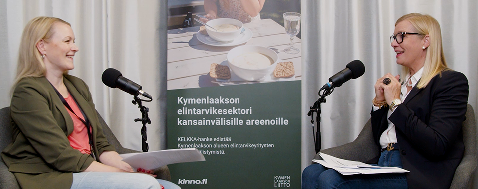 Kaksi naista keskustelevat podcastin nauhoitustilanteessa