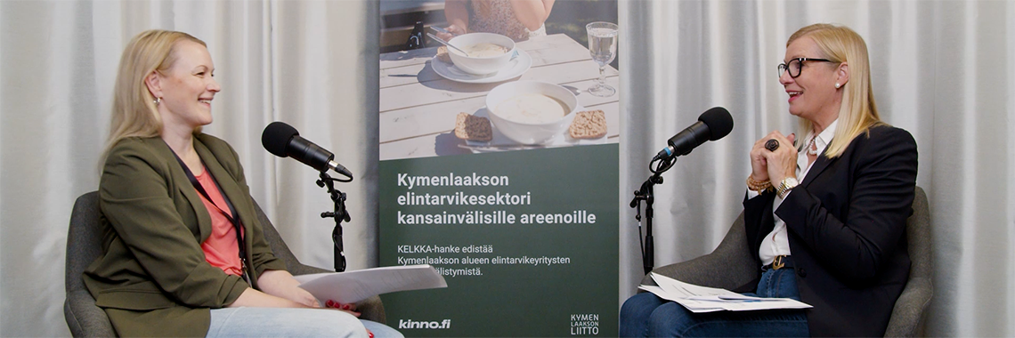 Kaksi naista keskustelevat podcastin nauhoitustilanteessa